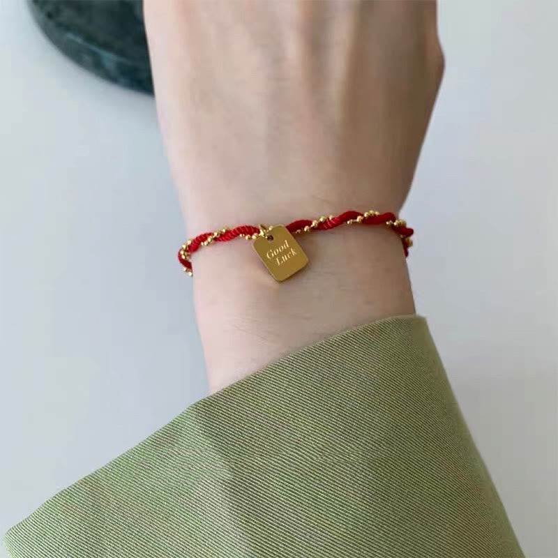 Pulsera de cobre bañada en oro con hilo rojo Mythstone que representa la buena suerte y la fuerza 