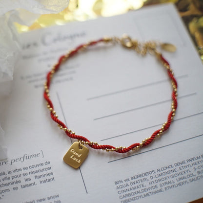 Pulsera de cobre bañada en oro con hilo rojo Mythstone que representa la buena suerte y la fuerza 