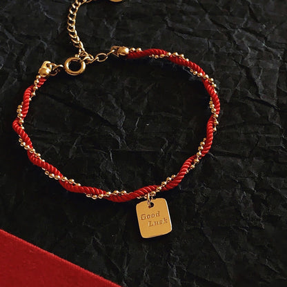 Pulsera de cobre bañada en oro con hilo rojo Mythstone que representa la buena suerte y la fuerza 