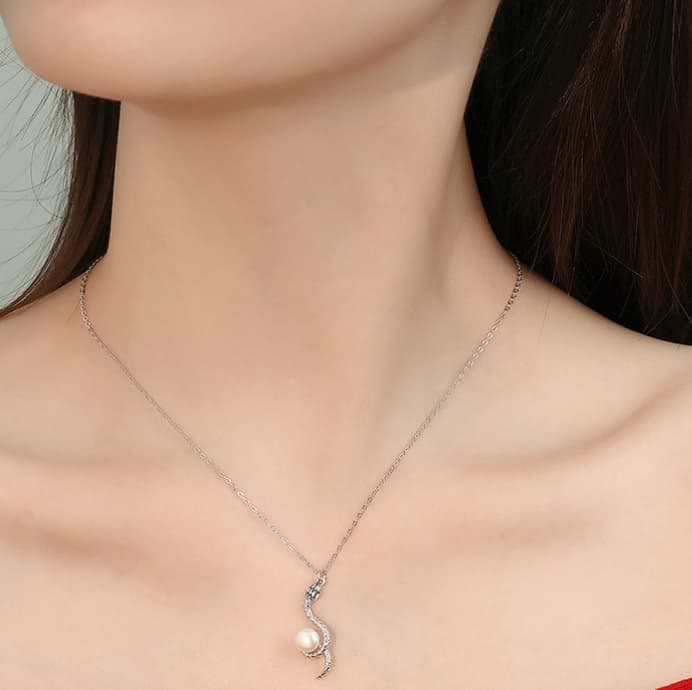 Collar con colgante de plata de ley 925 con la bendición del año de la serpiente y una perla en forma de serpiente de Mythstone 