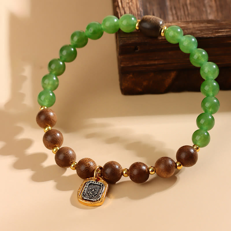 Pulsera de la diosa de la riqueza y la fuerza de la calcedonia verde de Kalimantan con piedra mitológica y madera de agar 