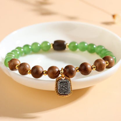 Pulsera de la diosa de la riqueza y la fuerza de la calcedonia verde de Kalimantan con piedra mitológica y madera de agar 