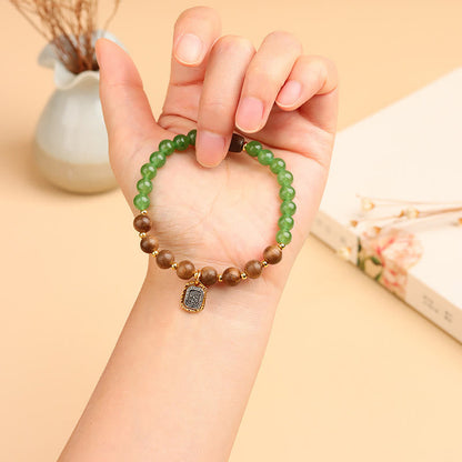 Pulsera de la diosa de la riqueza y la fuerza de la calcedonia verde de Kalimantan con piedra mitológica y madera de agar 