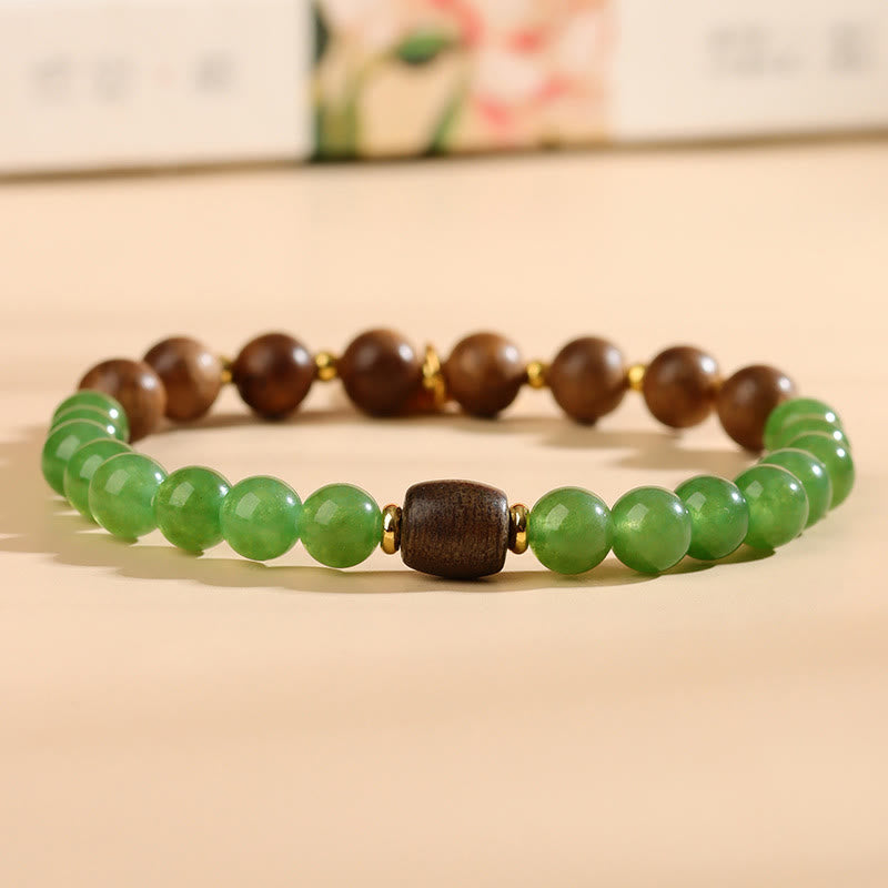 Pulsera de la diosa de la riqueza y la fuerza de la calcedonia verde de Kalimantan con piedra mitológica y madera de agar 