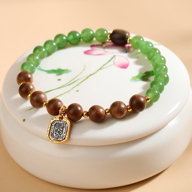 Pulsera de la diosa de la riqueza y la fuerza de la calcedonia verde de Kalimantan con piedra mitológica y madera de agar 