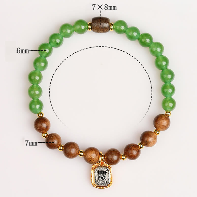 Pulsera de la diosa de la riqueza y la fuerza de la calcedonia verde de Kalimantan con piedra mitológica y madera de agar 