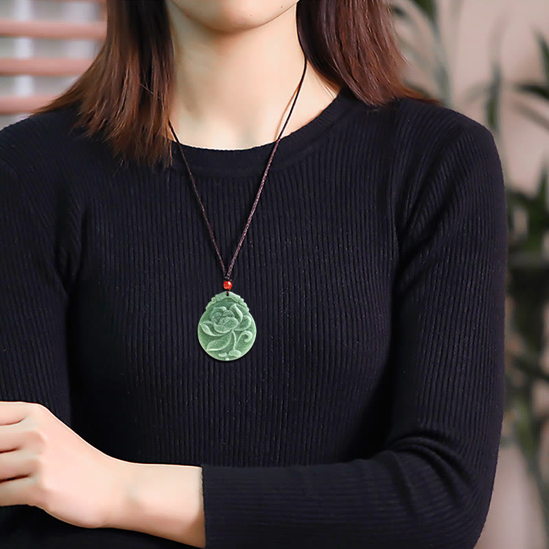 Collar con colgante de cuerda de jade con diseño de loto redondo y piedra mitológica que representa la abundancia y la prosperidad