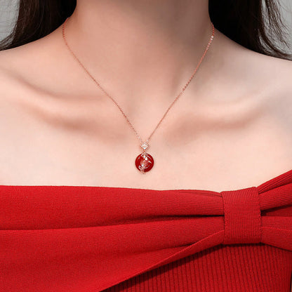 Collar con colgante de plata de ley 925 con ágata roja y cierre de Ruyi con forma de pez koi y hebilla de paz