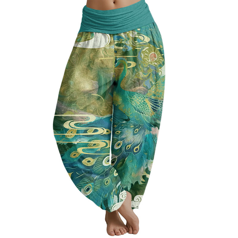 Pantalones harén con cintura elástica para mujer con estampado de nubes auspiciosas y pavo real vibrante de Mythstone 