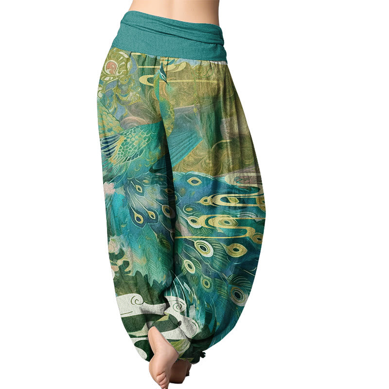 Pantalones harén con cintura elástica para mujer con estampado de nubes auspiciosas y pavo real vibrante de Mythstone 