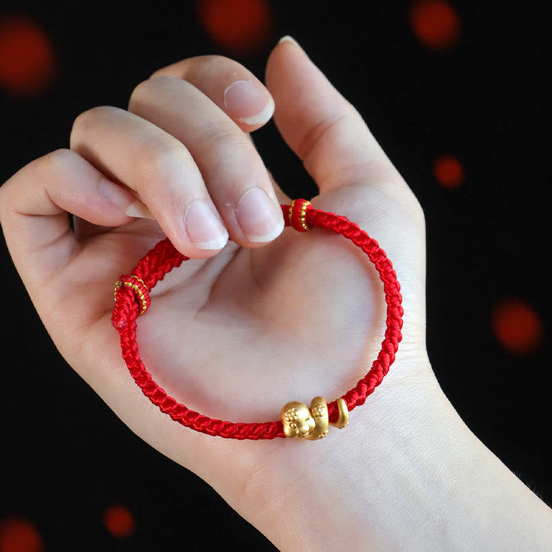 Pulsera trenzada de hilo rojo con el año de la serpiente en plata de ley 999 hecha a mano por Mythstone