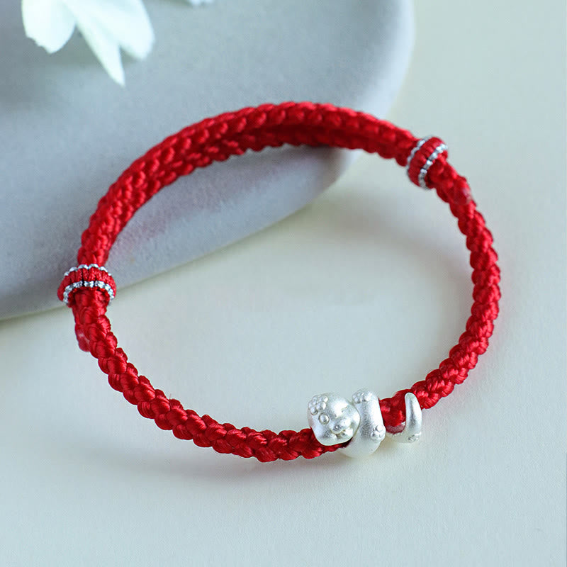 Pulsera trenzada de hilo rojo con el año de la serpiente en plata de ley 999 hecha a mano por Mythstone