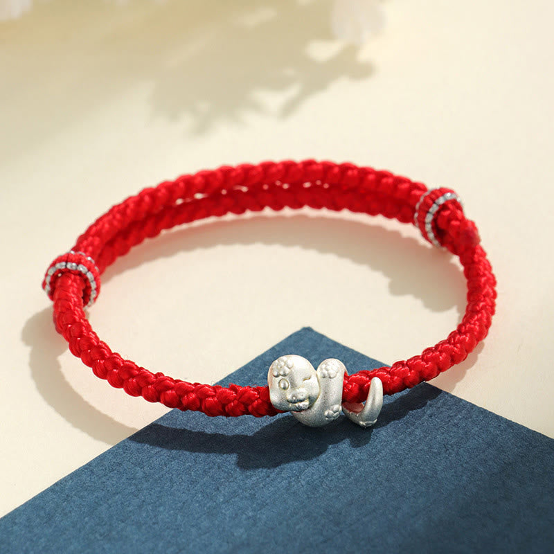 Pulsera trenzada de hilo rojo con el año de la serpiente en plata de ley 999 hecha a mano por Mythstone