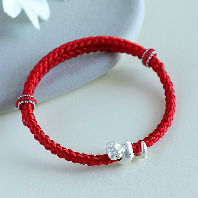 Pulsera trenzada de hilo rojo con el año de la serpiente en plata de ley 999 hecha a mano por Mythstone