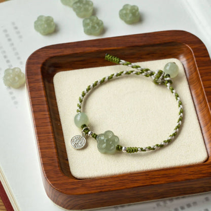 Pulsera trenzada de jade con flor de ciruelo hecha a mano Mythstone para la suerte y la prosperidad