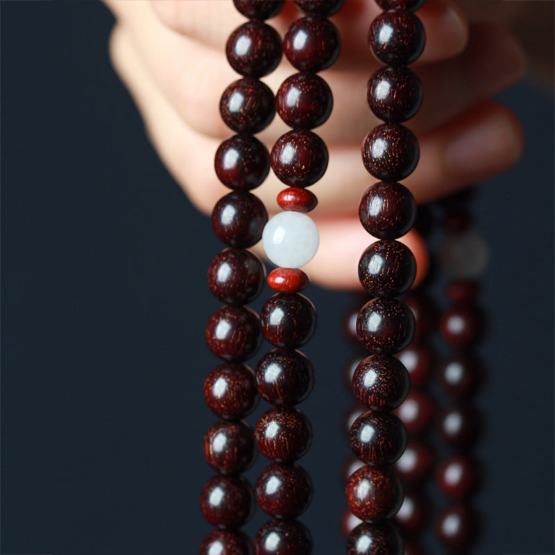 Pulsera de equilibrio tibetano con mala de loto y sándalo rojo y hojas pequeñas de MythStone 