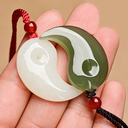 Collar con colgante de hilo con bendición de protección de jade blanco y jade cian y Yin Yang de Mythstone 