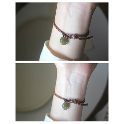 Pulsera de prosperidad con diseño de pata de gato y jade hetiano de Mythstone