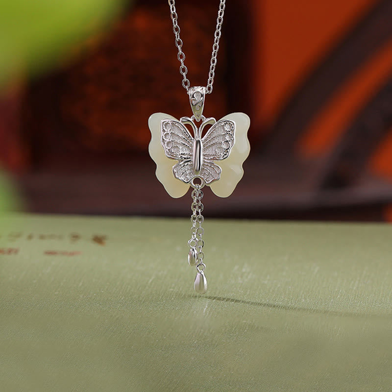 Collar con colgante de bendición de mariposa de jade blanco hetiano bañado en oro y plata de ley 925 de Mythstone