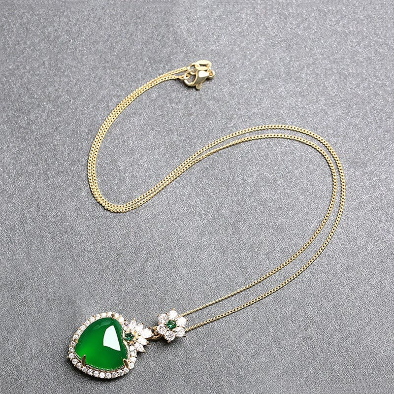 Collar con colgante de fuerza y ​​diseño de corazón de amor con calcedonia verde Mythstone