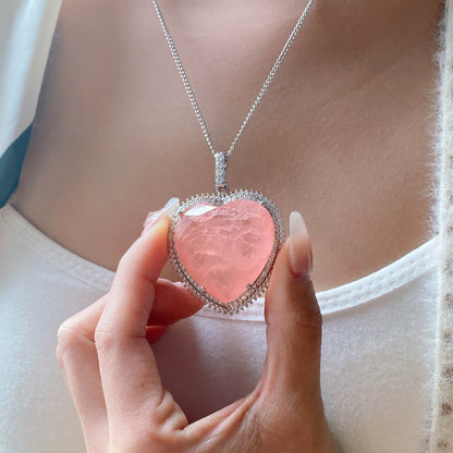 Collar con colgante de corazón de amor y relaciones de cristal de cuarzo rosa Mythstone