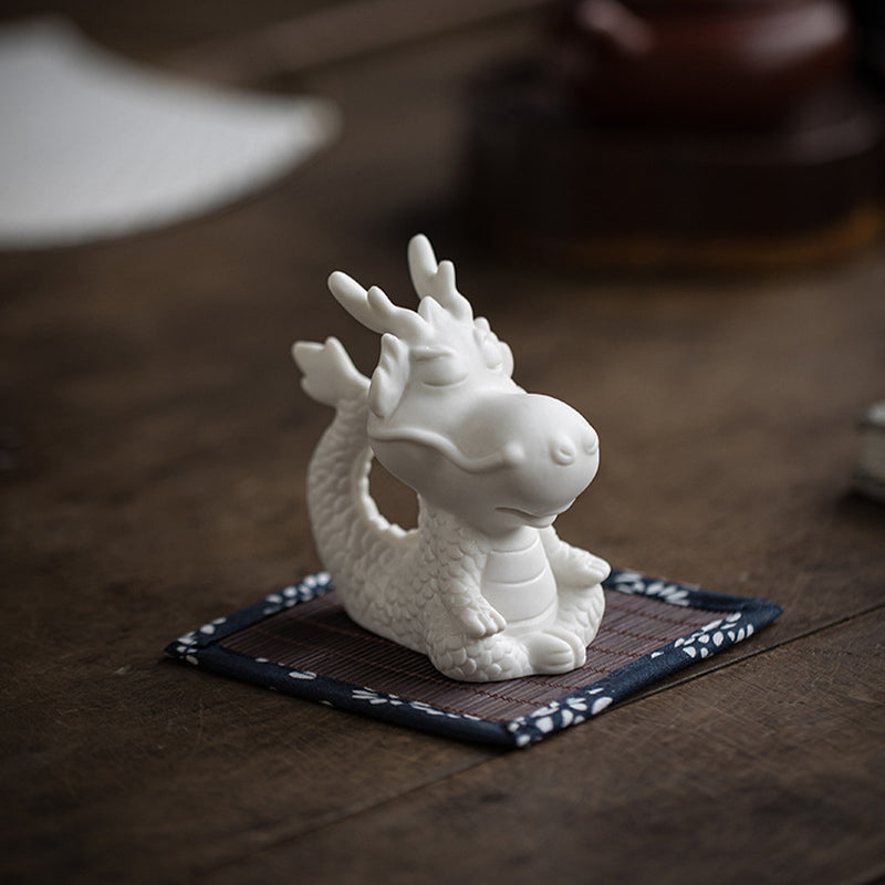 Figura decorativa de cerámica de porcelana blanca para el té o la mascota del año de la suerte del dragón de Mythstone 