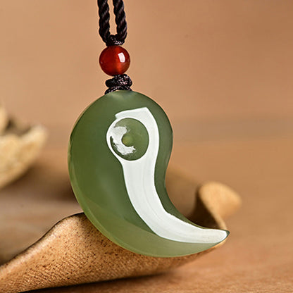 Collar con colgante de hilo con bendición de protección de jade blanco y jade cian y Yin Yang de Mythstone 