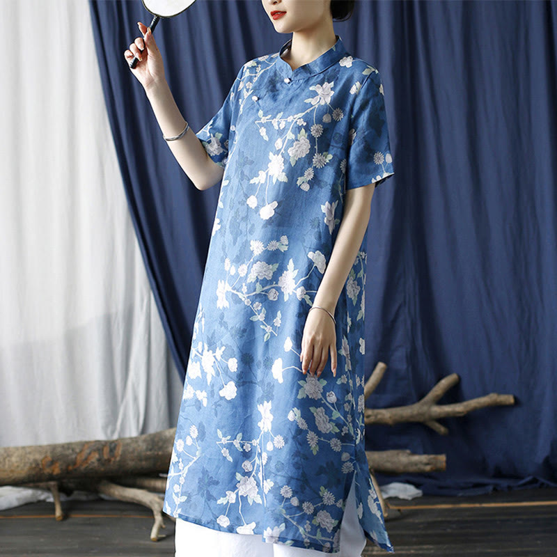 Vestido cheongsam de manga corta con ramas y flores azules y blancas de lino y ramio de Mythstone 