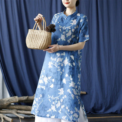 Vestido cheongsam de manga corta con ramas y flores azules y blancas de lino y ramio de Mythstone 