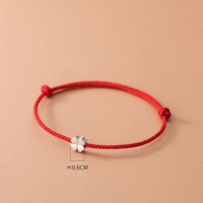 Pulsera de cuerda roja con trébol de cuatro hojas en plata de ley 925 de Mythstone