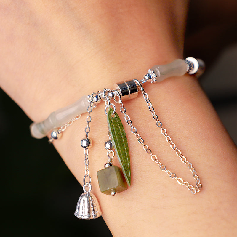 Pulsera con dije de linterna de hoja de bambú y jade blanco natural de plata esterlina 925 de Mythstone