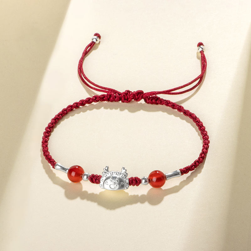 Pulsera artesanal de plata de ley 999 con el personaje Fu del año del dragón y ágata roja de Mythstone