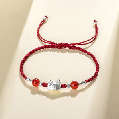 Pulsera artesanal de plata de ley 999 con el personaje Fu del año del dragón y ágata roja de Mythstone