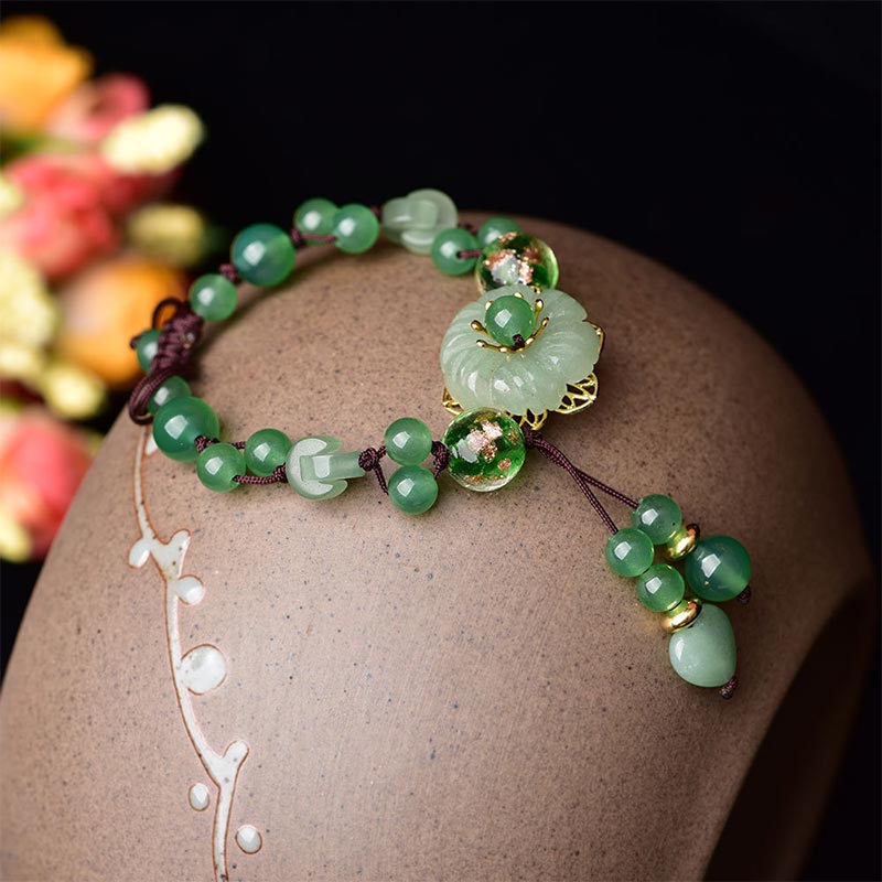 Pulsera de jade verde natural con flor colgante y suerte de Mythstone