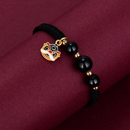 Pulsera de la suerte con león danzante y cuentas de ónix negro hecha a mano de Mythstone