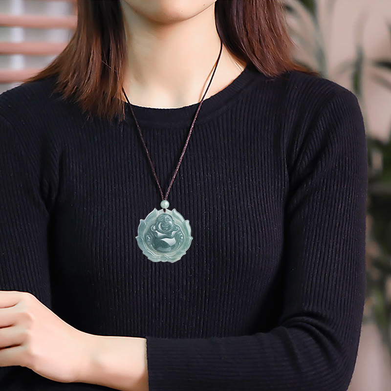 Colgante de collar con diseño de Buda sonriente de jade natural y loto de Mythstone