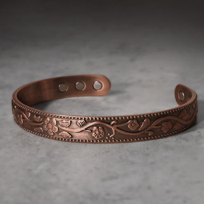 Brazalete magnético ajustable de cobre con diseño floral de Mythstone