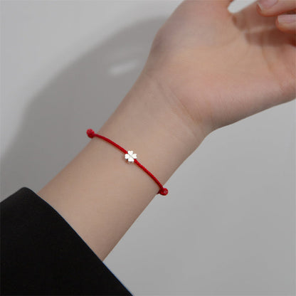 Pulsera de cuerda roja con trébol de cuatro hojas en plata de ley 925 de Mythstone