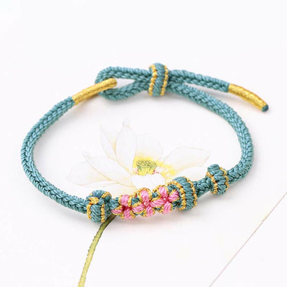 Pulsera trenzada de ocho hebras con tres flores de melocotón hecha a mano de Mythstone