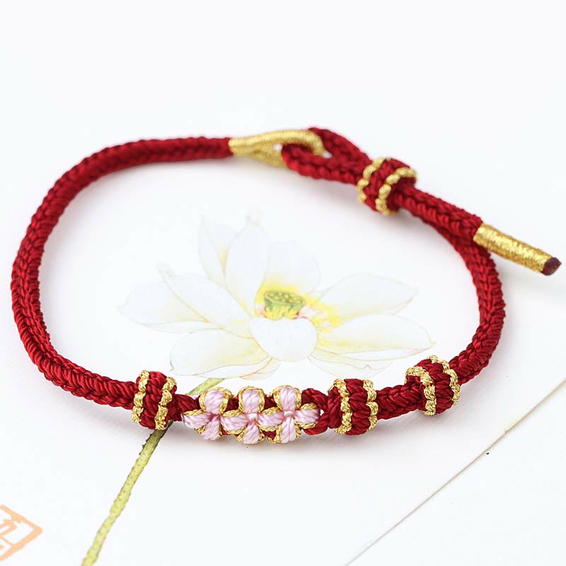 Pulsera trenzada de ocho hebras con tres flores de melocotón hecha a mano de Mythstone