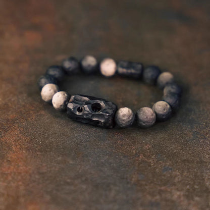 Pulsera relajante de madera de ébano y obsidiana con brillo plateado Mythstone 