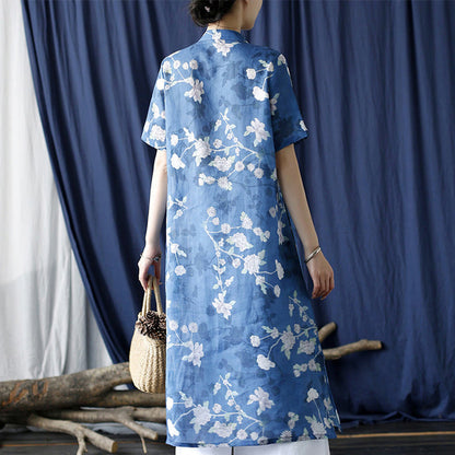 Vestido cheongsam de manga corta con ramas y flores azules y blancas de lino y ramio de Mythstone 