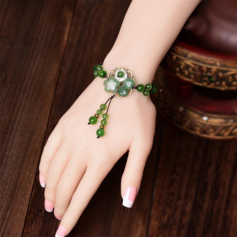 Pulsera de jade verde natural con flor colgante y suerte de Mythstone