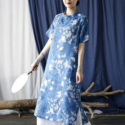 Vestido cheongsam de manga corta con ramas y flores azules y blancas de lino y ramio de Mythstone 