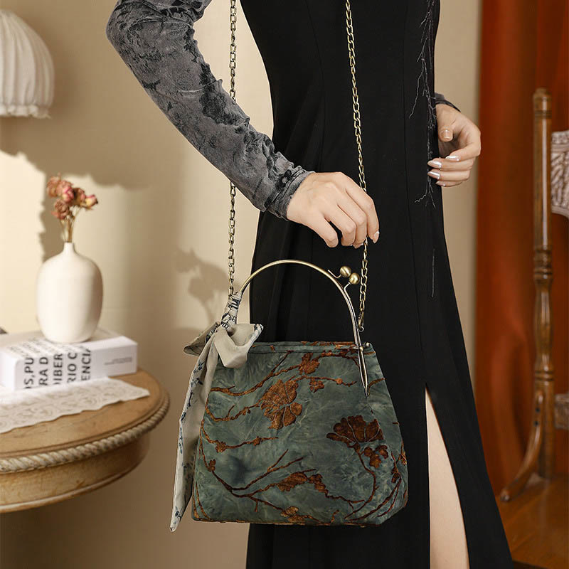 Bolso bandolera con cadena de metal y terciopelo jacquard de Mythstone 