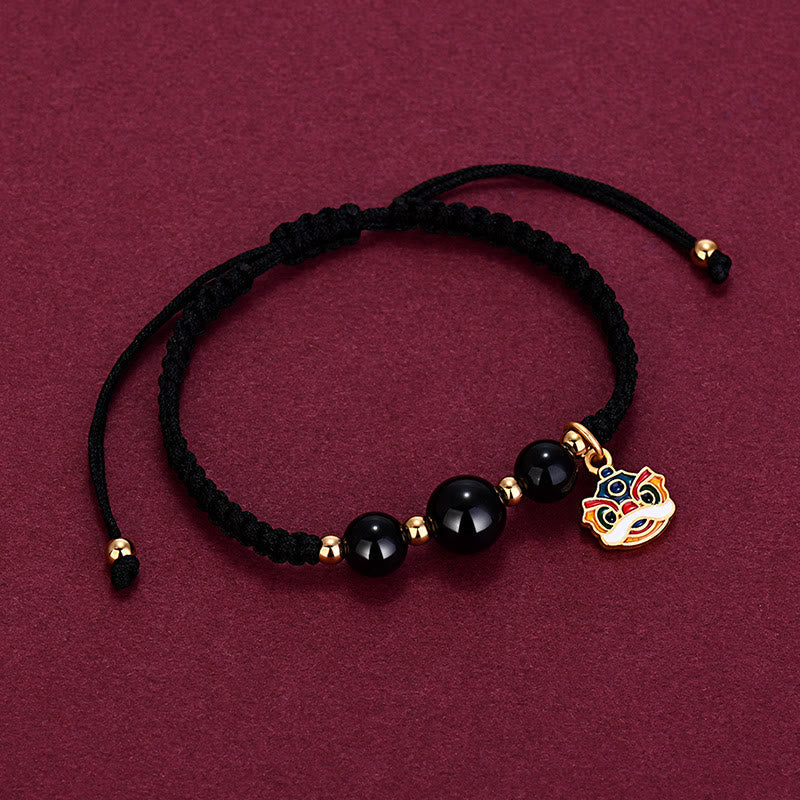 Pulsera de la suerte con león danzante y cuentas de ónix negro hecha a mano de Mythstone