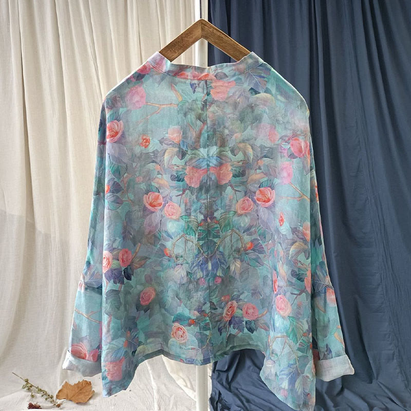 Camisa de lino con ramio y manga larga con estampado de flores rosas y hojas verdes de Mythstone 