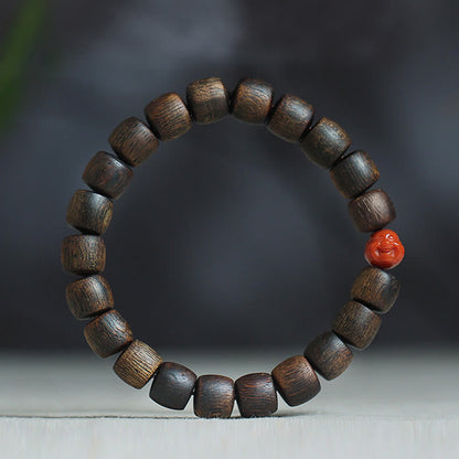 Pulsera de meditación de fuerza ósea tibetana con Buda sonriente y jade cian de ágata roja de madera de agar Bai Qinan de Mythstone Nha Trang