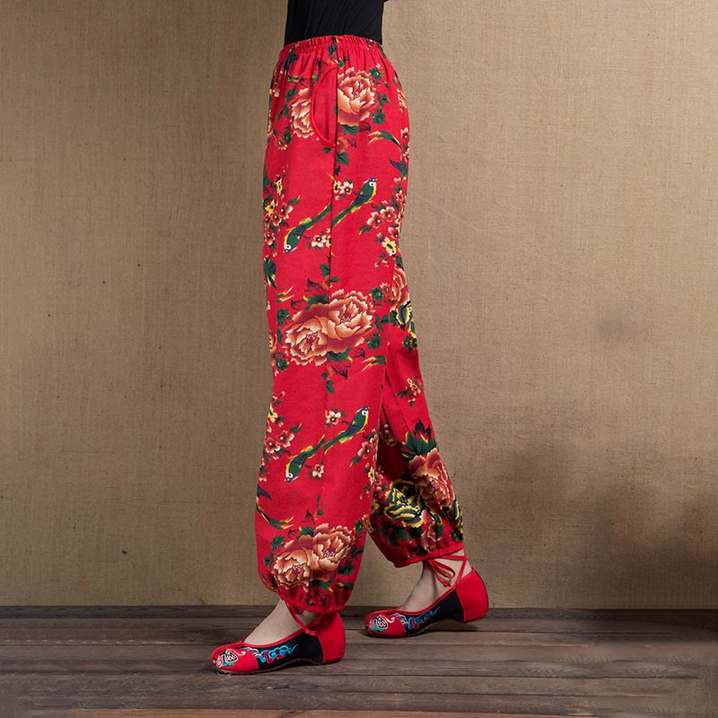 Pantalones harén con estampado de flores rojas y verdes de estilo étnico Mythstone y bolsillos 