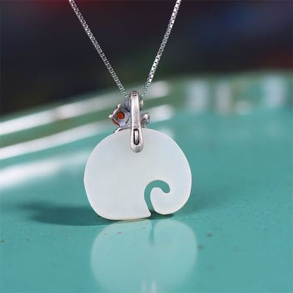 Collar con colgante de elefante y loto de jade blanco Mythstone